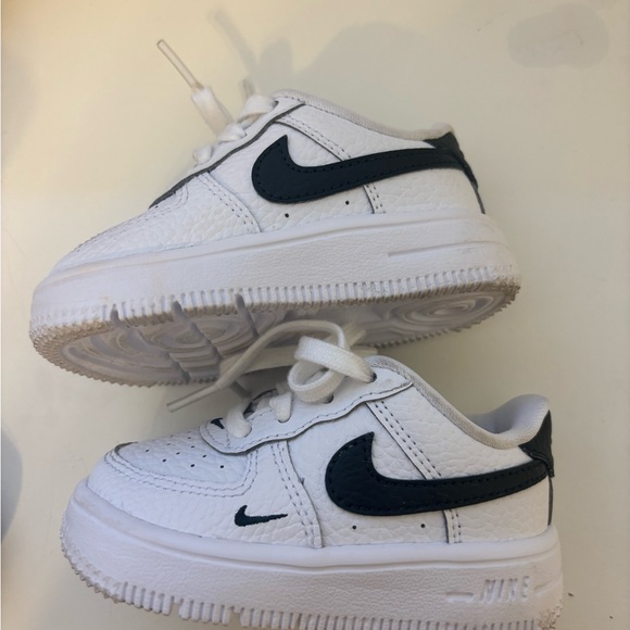 Nike Kids White and Black Sneakers - Picture 2 of 3